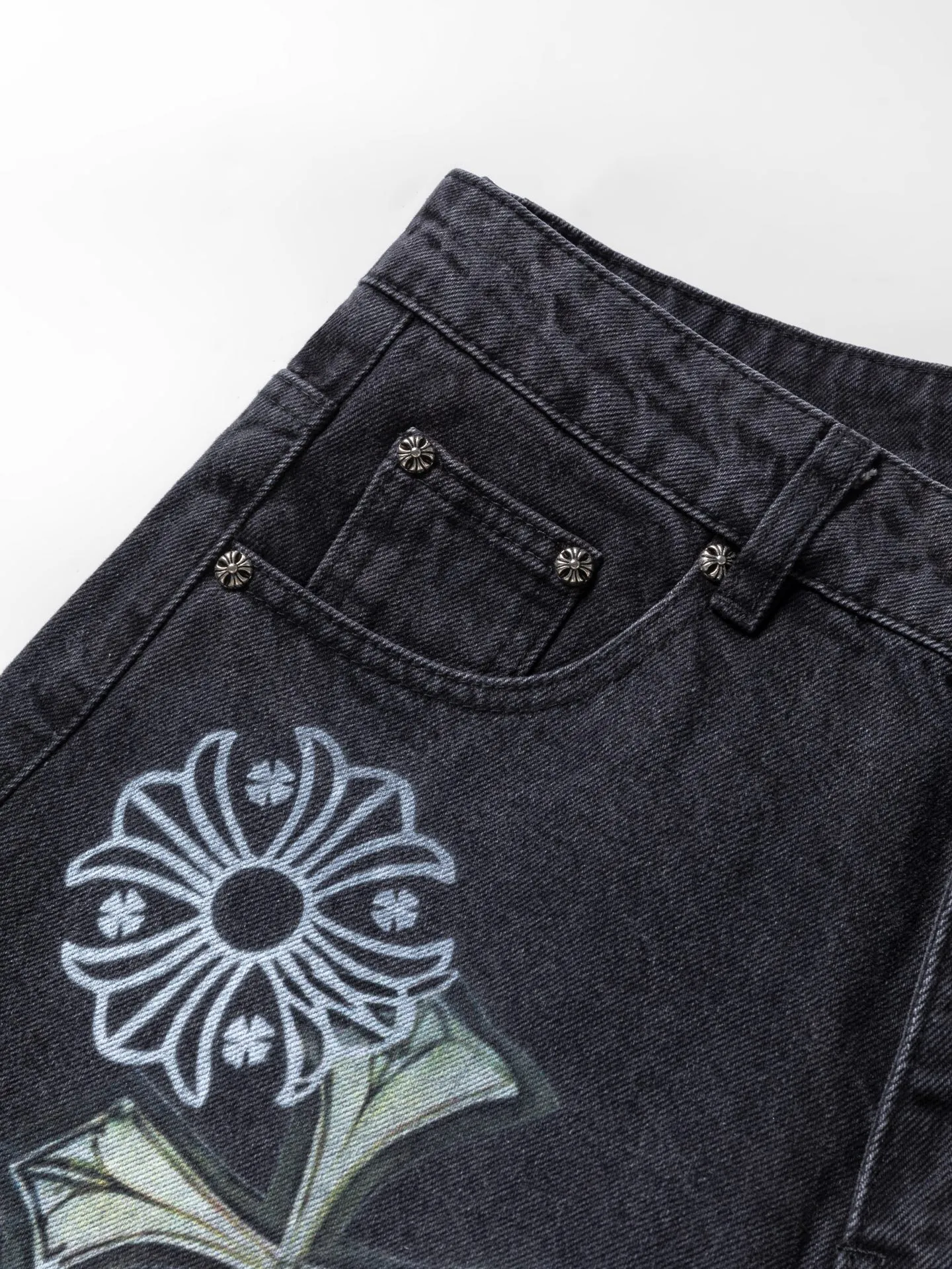 P300 💰 (top version) chrome hearts ss25 black elf print jeans. Styles with different wash textures, very friendly to people with thin legs and thick legs. The slightly flared version is very flattering to the leg shape. The moderate length will never go out of style. It can be matched easily and casually. It is the basis of various styles. It is a must-have in the wardrobe! The fabric is stiff but also makes the upper body soft without losing texture. The washing process is even more perfect. It is a must-have item for everyone! ! !  Color: black Size: 30-32-34-36 30 32 34 36 Waist circumference 80 85 90 95 Sitting circumference 105 110 115 120 Foot opening 46 47 48 49 External length 102 103 104 105